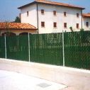 Si adatta a qualsiasi tipo di costruzione sia essa in stile moderno, sia rustico.