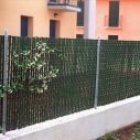 Questo sistema di recinzione si adatta benissimo per dividere piccoli appezzamenti di giardino (case a schiera e/o abbinate) creando una barriera visiva, senza occupare il suolo adiacente al muro.