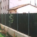 Alternativa alle siepi artificiali per la schermatura di giardini e cortili.